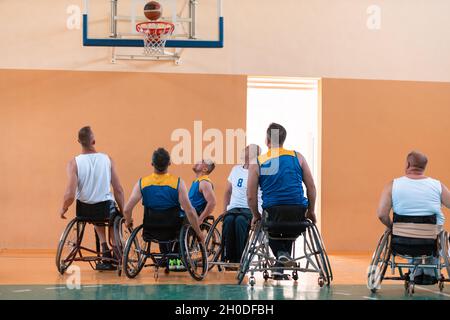 Ein Foto von Basketball-Teams mit Behinderungen mit dem Wahlschalter in der großen Halle vor dem Beginn des Basketballspiels Stockfoto