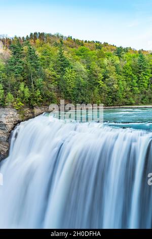 Frühling bei Middle Falls, Letchworth State Park, Kastilien, New York Stockfoto