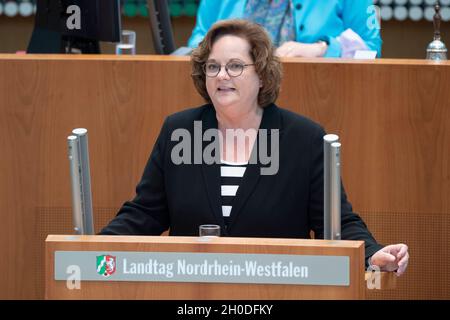 Düsseldorf, Deutschland. Oktober 2021. Andrea STULLICH, CDU-Fraktion, debattiert in ihrer Rede zum Thema „Live from the control Center“. Sorgen Sie für schnelle, zuverlässige und glaubwürdige Warnhinweise im Radio in gefährlichen Situationen! Kredit: dpa/Alamy Live Nachrichten Stockfoto