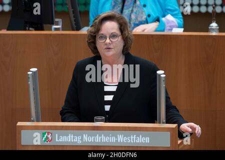 Düsseldorf, Deutschland. Oktober 2021. Andrea STULLICH, CDU-Fraktion, debattiert in ihrer Rede zum Thema „Live from the control Center“. Sorgen Sie für schnelle, zuverlässige und glaubwürdige Warnhinweise im Radio in gefährlichen Situationen! Kredit: dpa/Alamy Live Nachrichten Stockfoto