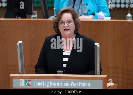 Düsseldorf, Deutschland. Oktober 2021. Andrea STULLICH, CDU-Fraktion, debattiert in ihrer Rede zum Thema „Live from the control Center“. Sorgen Sie für schnelle, zuverlässige und glaubwürdige Warnhinweise im Radio in gefährlichen Situationen! Kredit: dpa/Alamy Live Nachrichten Stockfoto