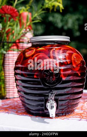Ein großer runder Krug Limonade. Sommerlich kaltes Zitrusgetränk Stockfoto