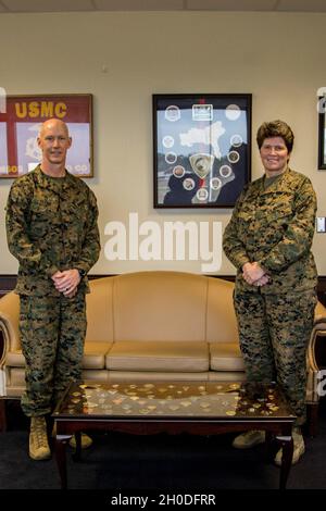 LT. General Lori E. Reynolds, stellvertretender Kommandant für Informationen, besucht das Marine Corps Special Operations Command in Camp Lejeune, N.C., 2. Februar 2021. Reynolds traf sich mit Maj. General James F. Glynn, MARSOC-Kommandant, um zu diskutieren, wie MARSOC Informationen als Kampffunktion implementiert. Stockfoto