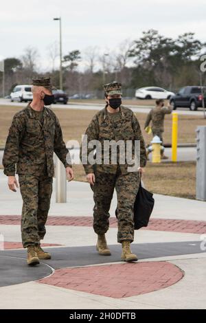 LT. General Lori E. Reynolds, stellvertretender Kommandant für Informationen, besucht das Marine Corps Special Operations Command in Camp Lejeune, N.C., 2. Februar 2021. Reynolds traf sich mit Maj. General James F. Glynn, MARSOC-Kommandant, um zu diskutieren, wie MARSOC Informationen als Kampffunktion implementiert. Stockfoto