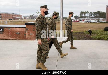 LT. General Lori E. Reynolds, stellvertretender Kommandant für Informationen, besucht das Marine Corps Special Operations Command in Camp Lejeune, N.C., 2. Februar 2021. Reynolds traf sich mit Maj. General James F. Glynn, MARSOC-Kommandant, um zu diskutieren, wie MARSOC Informationen als Kampffunktion implementiert. Stockfoto