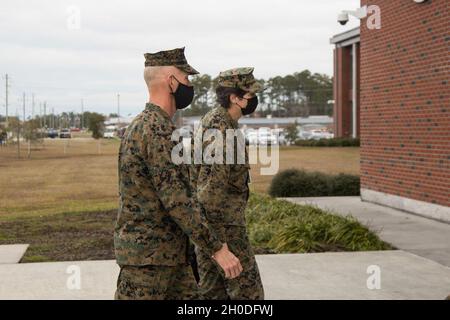 LT. General Lori E. Reynolds, stellvertretender Kommandant für Informationen, besucht das Marine Corps Special Operations Command in Camp Lejeune, N.C., 2. Februar 2021. Reynolds traf sich mit Maj. General James F. Glynn, MARSOC-Kommandant, um zu diskutieren, wie MARSOC Informationen als Kampffunktion implementiert. Stockfoto