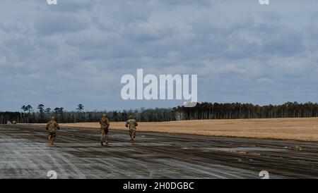 U.S. Marines with Air Delivery Platoon, 2nd Landing Support Bataillon beginnen beim Fallschirmtraining am 2. Februar 2021 in Camp David, North Carolina, die Ausrüstung zu erholen. Bei der Schulung wurden die Marines hinsichtlich der Ausbildung und Bereitschaft für anwendbare Fallschirmsysteme und der Fähigkeiten am Arbeitsplatz bewertet. Stockfoto