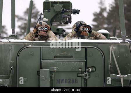 Soldaten der 1. Staffel, 2d-Kavallerieregiment, verstärkte Vorwärtspräsenz der Kampfgruppe Polen, halten während eines gemeinsamen Live-Feuers des Gepard Air Defense System am 2. Februar 2021 im Bemowo Pikie Training Area, Polen, auf Ziele Ausschau. Stockfoto