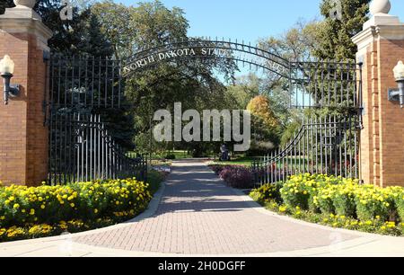 FARGO, NORTH DAKOTA - 4 Okt 2021: North Dakota State University, Arch and Column Eingang am University Drive und 12th Avenue. Stockfoto