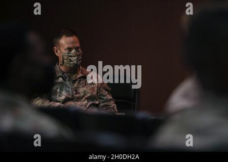 25. Infanterie-Division Command Sgt. Maj. William Pouliot hört sich aktiv die Bemerkungen und Ideen der anwesenden Kaderführer an, wie man beim Division Squad Leader Forum in Sgt „Menschen an die erste Stelle“ setzen kann. Smith Theater, ON in Schofield Barracks, Hawaii, 27. Januar 2021. 25th ID setzt sich für den Aufbau einer Kultur des Vertrauens und des Engagements für diejenigen ein, die dienen. Stockfoto