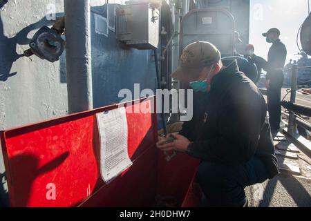 210202-N-RG587-1001 MAYPORT, FL (FEB 2, 2021) der Mate Petty Officer von Boatswain der 1. Klasse Eric Bruce, der dem Lenkraketen-Kreuzer USS Vella Gulf (CG 72) der Ticonderoga-Klasse zugewiesen wurde, führt am 2. Februar 2021 eine Bestandsaufnahme der laufenden Nachschublieferungen durch. Vella Gulf ist die Pier-Seite an der Naval Station Mayport, die Routinewartung durchführt. Stockfoto