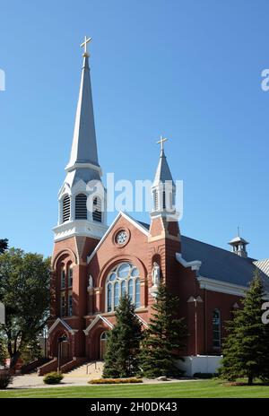 FARGO, NORTH DAKOTA - 4 Okt 2021: St. Marys Cathedral im romanischen Stil. Die Ziegelstruktur folgt einem modifizierten Basilica-Plan mit einem AP Stockfoto