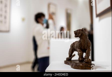 Kunming, Chinas Provinz Yunnan. Oktober 2021. Eine Ausstellung ist bei einer Kunstausstellung über die Biodiversität in Kunming, südwestlich der Provinz Yunnan, am 12. Oktober 2021 zu sehen. Die Ausstellung dauert bis zum 9. November. Quelle: Wang Guansen/Xinhua/Alamy Live News Stockfoto