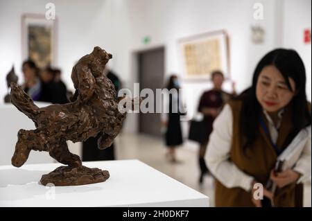 Kunming, Chinas Provinz Yunnan. Oktober 2021. Besucher werden an einer Kunstausstellung zur Biodiversität in Kunming, südwestlich der chinesischen Provinz Yunnan, am 12. Oktober 2021, gesehen. Die Ausstellung dauert bis zum 9. November. Quelle: Wang Guansen/Xinhua/Alamy Live News Stockfoto