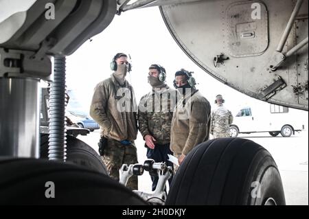 U.S. Airmen, die dem 60th Aircraft Maintenance Squadron zugewiesen wurden, arbeiten an der Diagnose eines mechanischen Problems auf einer C-5M Super Galaxy am 3. Februar 2021 auf der Travis Air Force Base, Kalifornien. Die erste C-5, die der Flotte der Travis AFB hinzugefügt wird, landete am 24. Oktober 1970 an der Basis. Seitdem hat sich die Flotte der C-5-Flugzeuge der Basis auf 26 erweitert. Stockfoto