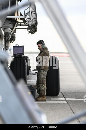 US Air Force Airman 1st Class Dustin Buckless, Chef der 60th Aircraft Maintenance Squadron Crew, arbeitet an der Diagnose eines mechanischen Problems auf einer C-5M Super Galaxy am 3. Februar 2021 auf der Travis Air Force Base, Kalifornien. Die erste C-5, die der Flotte der Travis AFB hinzugefügt wird, landete am 24. Oktober 1970 an der Basis. Seitdem hat sich die Flotte der C-5-Flugzeuge der Basis auf 26 erweitert. Stockfoto