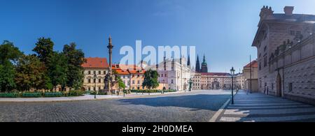 Erzbischöflicher Palast auf dem Hradcany Platz und Haupteingang zum ersten Innenhof der Prager Burg, Prag, Tschechische Republik Stockfoto