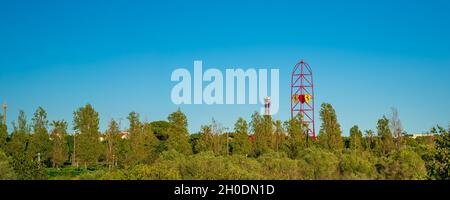 SALOU, SPANIEN - SEPTEMBER 19.2021: Vergnügungspark Port Aventura mit dem Schild Ferrari auf einem Turm, Panorama Stockfoto