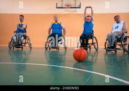 Ein Foto von Basketball-Teams mit Behinderungen mit dem Wahlschalter in der großen Halle vor dem Beginn des Basketballspiels Stockfoto