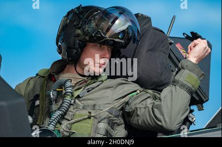 Ein Pilot der F-35A, der dem 34. Jagdgeschwader, Hill Air Force Base, Utah, zugewiesen wurde, bereitet sich auf den Vorflug für eine Mission der Roten Flagge 21-1 auf dem Luftwaffenstützpunkt Nellis, Nevada, am 3. Februar 2021 vor. Red Flag ist eine umkämpfte Kampftrainingsübung, an der die Luftstreitkräfte der Vereinigten Staaten und ihre Verbündeten beteiligt sind. Stockfoto