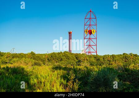 SALOU, SPANIEN - SEPTEMBER 19.2021: Vergnügungspark Port Aventura mit dem Schild Ferrari auf einem Turm Stockfoto