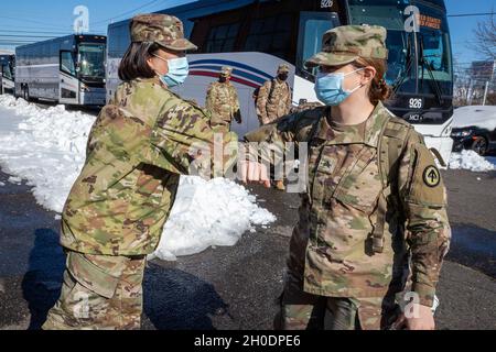 Col. Lisa J. Hou D.O., links, Interim Adjutant General, stößt Ellbogen mit einem Soldaten mit Alpha Company, 1-114th Infantry Regiment, New Jersey Army National Guard, in der National Guard Armory at Mount Holly, N.J., 4. Februar 2021. Alpha Company war Teil der mehr als 500 New Jersey Bürger-Soldaten und Luftwaffe, die nach Washington, D.C. zur Unterstützung der Bundes-und Bezirksbehörden vor und durch die 59. Amtseinführung des Präsidenten eingesetzt. (New Jersey Stockfoto