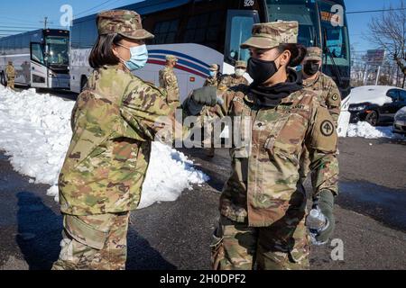 Col. Lisa J. Hou D.O., links, Interim Adjutant General, stößt Ellbogen mit einem Soldaten mit Alpha Company, 1-114th Infantry Regiment, New Jersey Army National Guard, in der National Guard Armory at Mount Holly, N.J., 4. Februar 2021. Alpha Company war Teil der mehr als 500 New Jersey Bürger-Soldaten und Luftwaffe, die nach Washington, D.C. zur Unterstützung der Bundes-und Bezirksbehörden vor und durch die 59. Amtseinführung des Präsidenten eingesetzt. (New Jersey Stockfoto