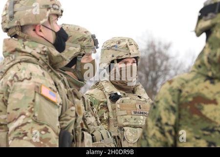 US-Soldaten der 1. Staffel, 2d-Kavallerieregiment, verstärkte Vorwärtspräsenz Battle Group-Polen, nehmen an einer Artillerie-Live-Feuerveranstaltung der kroatischen Armee am 4. Februar 2021 im Bemowo Pikie Training Area, Polen, Teil. Stockfoto