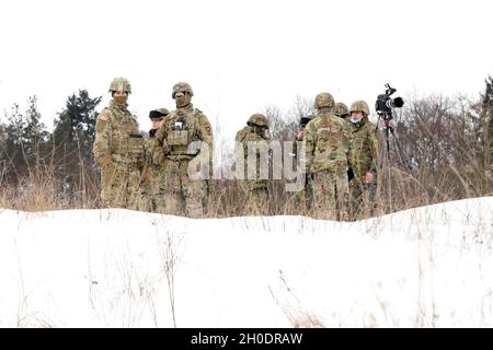 US-Soldaten der 1. Staffel, des 2d-Kavallerieregiments und der kroatischen Armee aus dem 17. Kontingent, Volcano Battery, verbesserte Vorwärtspräsenz Battle Group Poland stehen während eines Live-Feuerereignisses am 4. Februar 2021 im Bemowo Pikie Training Area, Polen, auf einer Reichweite. Stockfoto