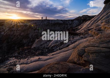 Trailrunning mit uralten Dinosauriern in den Badlands von Alberta Stockfoto