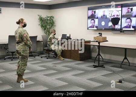 Sgt. Jackie Lord der 1. Klasse nimmt nach einer Zeremonie im medizinischen Zentrum der Madigan Army auf der Joint Base Lewis-McChord, Washington, ein Interview Teil, in dem ein Videoanruf mit dem ehrenwerten John E. Whitley, dem amtierenden Sekretär der Armee, für die Ankündigung am 4. Februar, Dieser Herr ist die aktive Komponente der Armee für das Geschäftsjahr 21. Stockfoto