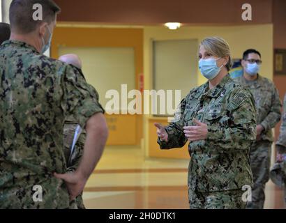 Hinterer Adm. Anne M. Swap, Direktorin des National Capital Region Medical Directorate, besichtigt die Naval Health Clinic (NHC) Charleston, um sich die Impffähigkeiten von COVID-19 anzusehen und mit den Matrosen und Luftfahrern, die dem NHC Charleston und der 628. Marine Group zugewiesen sind, über „ein Team, einen Kampf“ zu diskutieren, 4. Februar 2021. Swap ging über die Schusslinie und diskutierte die Operationen der Deckplatte mit Technikern der Präventivmedizin und der Junior Officer des Jahres, LT. Michelle Rizzo-Pelley, Leiterin der Präventivmedizin am NHC Charleston. Stockfoto