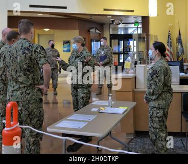 Hinterer Adm. Anne M. Swap, Direktorin des National Capital Region Medical Directorate, besichtigt die Naval Health Clinic (NHC) Charleston, um sich die Impffähigkeiten von COVID-19 anzusehen und mit den Matrosen und Luftfahrern, die dem NHC Charleston und der 628. Marine Group zugewiesen sind, über „ein Team, einen Kampf“ zu diskutieren, 4. Februar 2021. Swap ging über die Schusslinie und diskutierte die Operationen der Deckplatte mit Technikern der Präventivmedizin und der Junior Officer des Jahres, LT. Michelle Rizzo-Pelley, Leiterin der Präventivmedizin am NHC Charleston. Stockfoto