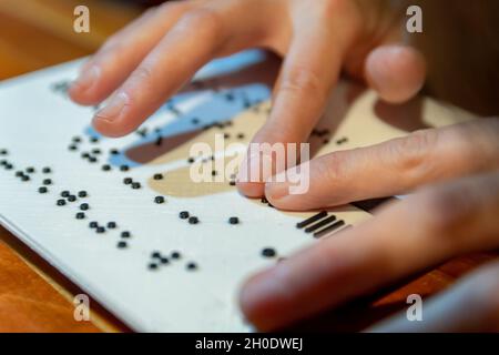 Frau Hände lesen Brailleschrift Stockfoto