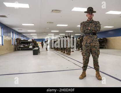 Sgt. Jose M. Feliciano mit India Company, 3. Rekrut Training Bataillon, besitzt für ein Foto Marine Corps Recruit Depot Parris Island S.C., Sgt. Jose M. Feliciano ist einer der wenigen Sergeanten, die zum Senior Drill Instructor ernannt wurden, einem begehrten Billet, das traditionell dem Stabsfeldwebel oder dem Gunnery Sergeant vorbehalten ist. Stockfoto