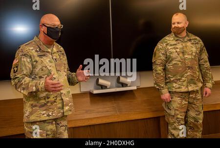 Maj. General Michael Zerbonia (links) aus Chatham, Illinois, stellvertretender Adjutant-General – Armee, Illinois National Guard und Kommandant der Illinois Army National Guard, gratuliert dem neu ernannten Oberstleutnant Scott Gilman aus Decatur, Illinois, während einer Promotionszeremonie im Camp Lincoln, Springfield, Illinois, am 4. Februar. Stockfoto