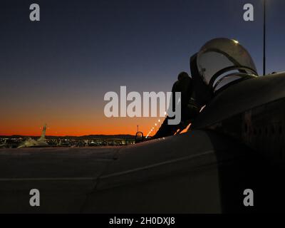 Matthew Persson, Airman der US-Luftwaffe, ein Leiter der 169. Flugzeuginstandhaltung, führt vor einem Nachtflug des F-16 Fighting Falcon-Kampfjets auf der Nellis Air Force Base, Nevada, am 4. Februar 2021 eine Vorfluginspektion durch. Der 169. Kampfflügel der South Carolina Air National Guard nimmt an der Übung Red Flag 21-1 Teil, die Piloten und Bodencrews die Möglichkeit gibt, realistische Kampfszenarien zu erleben, die sie in einer zukünftigen realen Welt finden könnten. Stockfoto