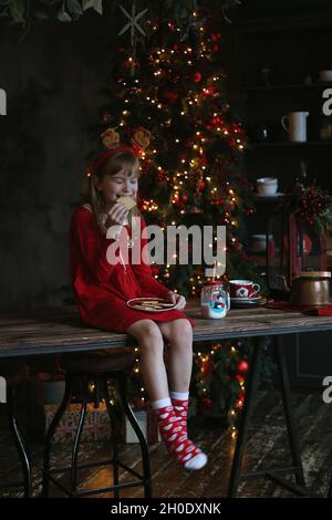 Verkleidet Mädchen essen weihnachtskekse Stockfoto