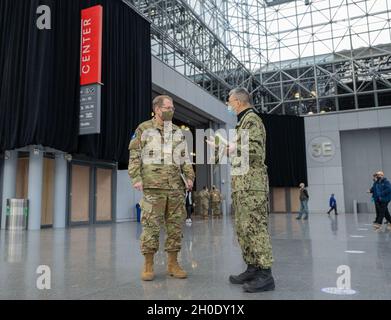 New Yorker Wache Brig. General David Warager, Kommandant der staatlichen Verteidigungskräfte der New Yorker Garde, besucht Freiwillige, die mit dem Kommandoposten der New Yorker Nationalgarde im Javits Convention Center in Manhattan, New York, am 05. Februar 2021, arbeiten. Chief Warrant Officer der US-Naval-Miliz 3 Lester Chang, Geheimdienstoffizier der NY Naval-Miliz, begleitet Brig. General David Warager durch die verschiedenen Einsatzgebiete, in denen Truppen im Javits Center eingesetzt werden. Mitglieder der New Yorker Garde sind weiterhin Teil der landesweiten COVID-19-Pandemiereaktion. Die New Yorker Gu Stockfoto