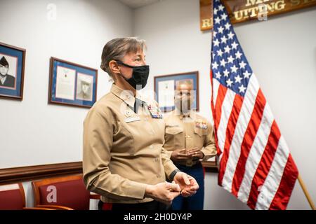 Brig. Gen. Julie L. Nethercot, die kommandierende Generaloberin des Marine Corps Recruit Depot und der Eastern Recruiting Region (ERR), spricht während eines Besuchs der Recruiting Station in Richmond, Virginia, am 5. Februar 2021 mit der Marines of Recruiting Station Richmond. ERR ist für die Rekrutierung aller Marine östlich des Mississippi verantwortlich. Stockfoto