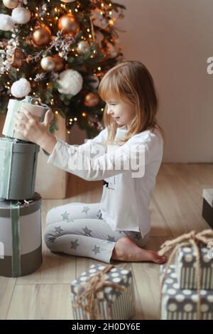 Das Mädchen macht Boxen mit Geschenken übereinander Stockfoto