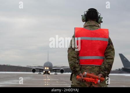 Technik. Sgt. Brandon Cevallos, ein Crewchef des 157. Lufttankflügels bereitet sich auf die Ankunft von marshall in der 12. Und letzten KC-46A Pegasus auf der Pease Air National Guard Base, N.H., 5. Februar 2021 vor. Der 157th Air Betanking Wing erhielt seinen 12. Und letzten KC-46A Pegasus, was den Beginn einer neuen Flugzeuggeneration und die Zukunft der Luftbetankung markiert. Stockfoto