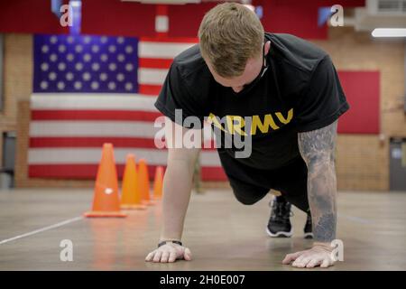 US Army Sgt. Landon Smith, ein Konkurrent des 42. Zivilen Unterstützungsteams, führt während des Army Combat Fitness Test Events eines 60. Truppenkommandos (60. TC) Best Warrior Competition, der vom 5. Bis 7. Februar 2021 im Claude T. Bowers Military Center in Raleigh, North Carolina, abgehalten wird, einen Push-up durch. In diesem Jahr wurde das ACFT zum ersten Mal in den Wettbewerb aufgenommen und einige Soldaten waren begeistert von dem neuen Event. (North Carolina Army Stockfoto