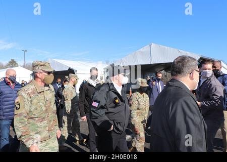 Larry Hogan, Gouverneur von Maryland, Mitte, Maj. General Timothy Gowen, der Adjutant General von Maryland, Linke und Brig. Gen. Janeen Birckhead, stellvertretende Generaladjutant der Armee, führt am 5. Februar 2021 durch die Massenimpfstelle auf dem Parkplatz von Six Flags in Bowie, Maryland. Die Nationalgarde von Maryland wurde aktiviert, um die COVID-19-Reaktion von Maryland zu unterstützen, indem sie den Gesundheitsbehörden des Landkreises direkte Unterstützung bei der Beschleunigung der Impfmaßnahmen und der COVID-19-Tests leisteten. Stockfoto