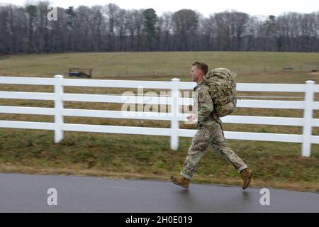 US Army Sgt. Landon Smith, ein Konkurrent des 42. Zivilunterstützungsteams, führt einen Ruck-marsch während eines 60. Truppenkommandos (60. TC) Best Warrior Competition durch, der vom 5. Bis 7. Februar 2021 im Claude T. Bowers Military Center in Raleigh, North Carolina, abgehalten wird. In diesem Jahr wurde das ACFT zum ersten Mal in den Wettbewerb aufgenommen und einige Soldaten waren begeistert von dem neuen Event. (North Carolina Army Stockfoto