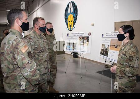 Capt. Kristy Leachman, 321st Air Mobility Operations Squadron Assistant Director of Operations, rechts, Briefs Maj. General Thad BIBB, 18. Luftwaffenkommandeur, zweiter von links, und Chief Master Sgt. Chad Bickley, 18. AF-Kommandochef, Dritter von links, 5. Februar 2021, auf der Travis Air Force Base, Kalifornien. Die dem AMOS zugewiesenen Luftverkehrsleute bieten operative, kriegerische Planung und Durchführung von Luftaufstiegsmissionen, Luftbetankungsmissionen und aeromedizinischen Evakuierungsmissionen. Stockfoto