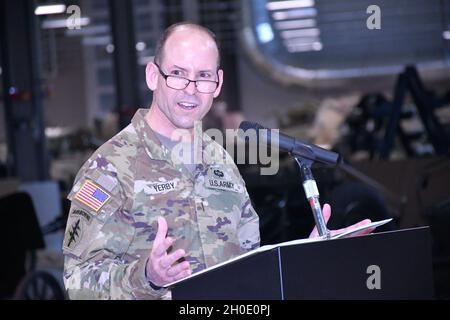Chief Warrant Officer des ausscheidenden Kommandos 5 Jonathan O. Yerby spricht während der feierlichen Änderung der Charta durch den Chief Warrant Officer von CASCOM am 5. Februar in der Ordnance Training Support Facility an das Publikum. Yerby wurde durch CW5 Danny K. Taylor ersetzt. Stockfoto