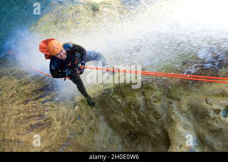 Canyoning Lucas Canyon im Tena Valley, Pyrenäen, Spanien. Stockfoto