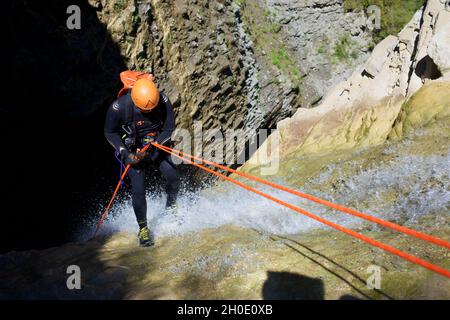 Canyoning Lucas Canyon im Tena Valley, Pyrenäen, Spanien. Stockfoto