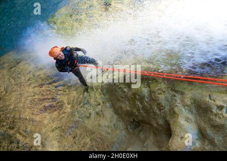 Canyoning Lucas Canyon im Tena Valley, Pyrenäen, Spanien. Stockfoto